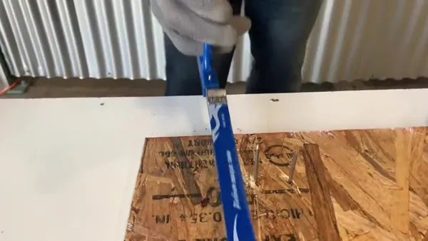 Cutting an OSB board with the blue-frame saw